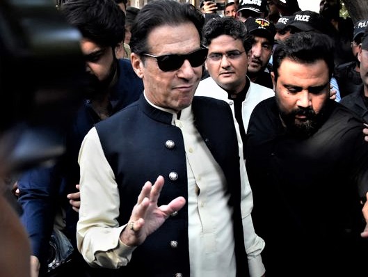 عمران خان کے خلاف گھڑی  چور کے نعرے