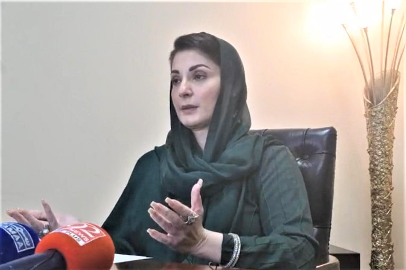 Maryam Nawaz Sharif shoves Colleague Uzma Kardar: وزیر اعلیٰ بنتے ہی مریم نواز کا بدل گیا تیور، اپنی ہی پارٹی کے ایم ایل اے کو دیا دھکا؟ ویڈیو وائرل