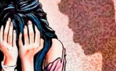 Delhi: دہلی حکومت کے ایک اہلکار پر اپنے متوفی دوست کی نابالغ بیٹی کے ساتھ کئی ماہ تک عصمت دری کرنے کا الزام