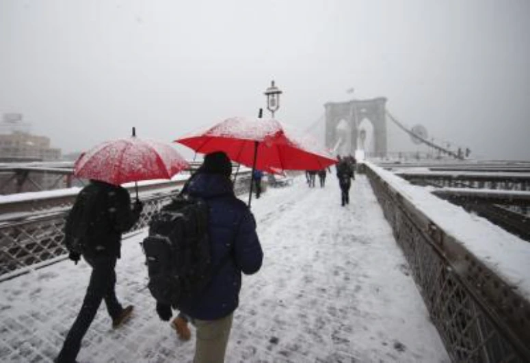 Bomb Cyclone: امریکہ میں برفانی طوفان سے تباہی، 34 افراد ہلاک، کئی شہروں میں بجلی کا نظام درہم برہم، 12000 پروازیں منسوخ