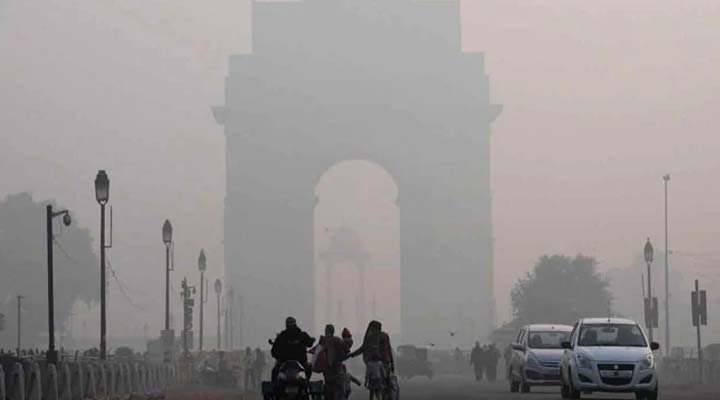 Delhi Weather:دہلی میں ٹھنڈ اور آلودگی کا دوہرا حملہ، موسم کے تیور کررہے ہیں لوگوں کو پریشان