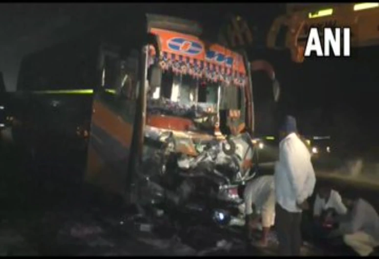 Gujarat Bus Accident: گجرات کے نوساری میں بڑا حادثہ، بس ڈرائیور کو دل کا دورہ، ایس یو وی سے ٹکر، 9 افراد ہلاک