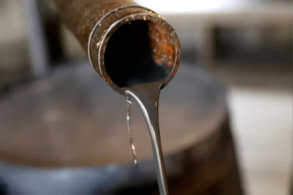 Crude Oil: کیا پٹرول ڈیزل سستا ہوگا؟ خام تیل کی قیمت 11 ماہ کی کم ترین سطح پر پہنچی