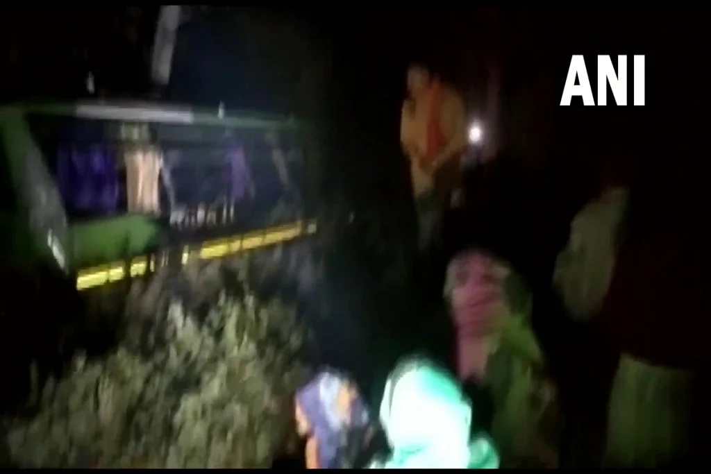 Sitapur Bus Accident: سیتا پور میں بے قابو بس تالاب میں گر ی، 35 افراد زخمی، 60 مزدور سوار تھے