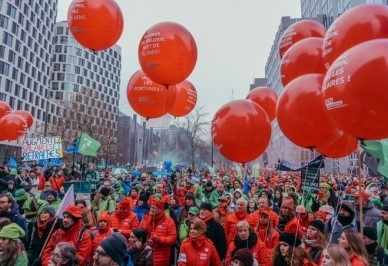 People took to the streets in Brussels to demand higher wages:برسلز میں 16,500 افراد زیادہ اجرت کے مطالبے کے لیے سڑکوں پر نکل آئے