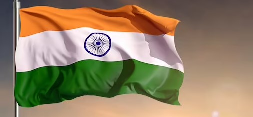 Indian Flag: ہیڈ ماسٹر نے ترنگا کاٹکر اس سے  کرسی میز اور بلیک بورڈ کیا  صاف، لیا گیا حراست میں