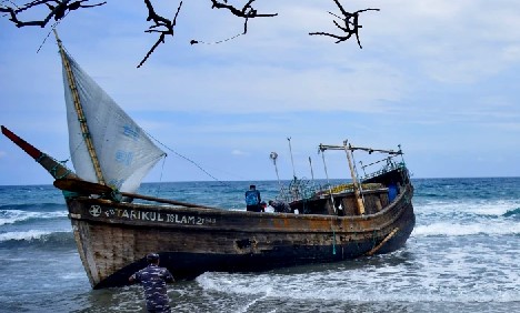 Weak and sick Rohingya Muslims arrived in Indonesia after weeks at sea:کمزور اور بیمار حالت میں روہنگیا  کے مسلمان سمندر میں ہفتوں کے بعد انڈونیشیا پہنچے