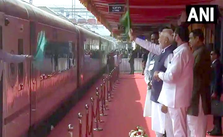Vande Bharat Express: پی ایم مودی نے ناگپور-بلاسپور وندے بھارت ٹرین کو ہری جھنڈی دکھائی، ناگپور میٹرو میں سوار ہوئے