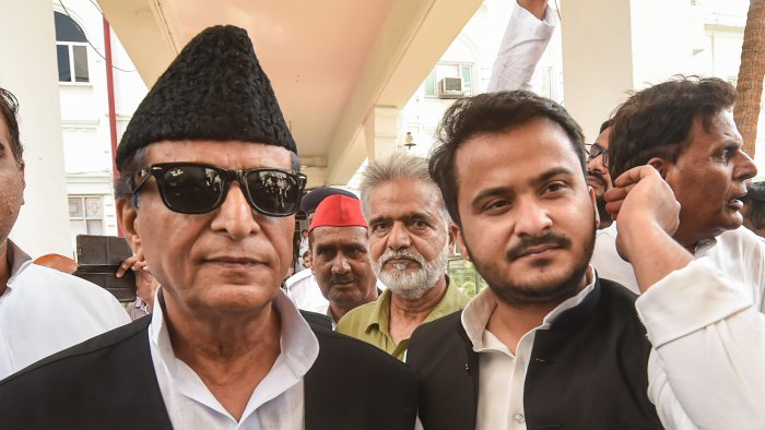 Azam Khan News: اعظم خان اور بیٹے عبداللہ اعظم کو عدالت سے بڑا جھٹکا، اس معاملے میں قصور وار قرار