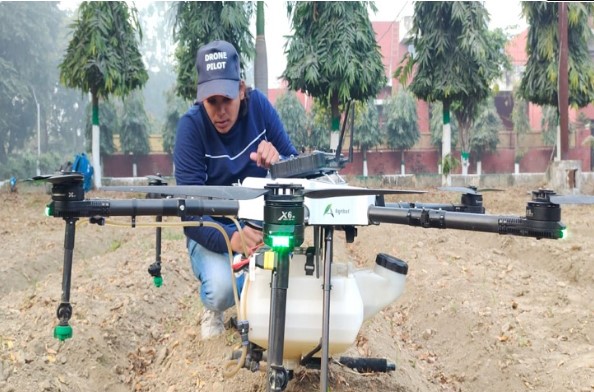 Nisha Solanki, a student of Haryana Agricultural University, became the first certified drone pilot of Haryana: ہریانہ زرعی یونیورسٹی کی طالبہ نشا سولنکی ہریانہ کی پہلی سرٹیفائیڈ ڈرون پائلٹ بنی