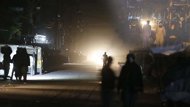 Pakistan Crisis: پاکستان کی بجلی غائب ، اسلام آ باد سے لے کر لاہور ، کراچی تک چھیا اندھیرا
