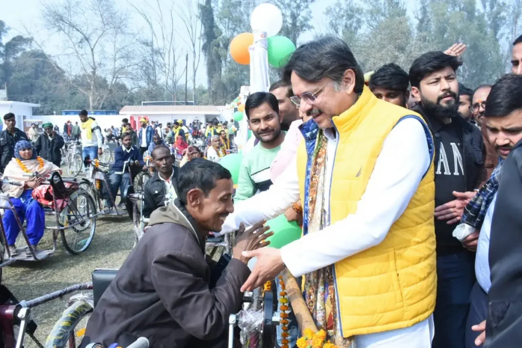 Lucknow: بی جے پی ایم ایل اے راجیشور سنگھ نے 1000 معذور افراد کو تقسیم کیے امدادی آلات، کہا- آج میری زندگی کا بڑا خواب پورا ہوا