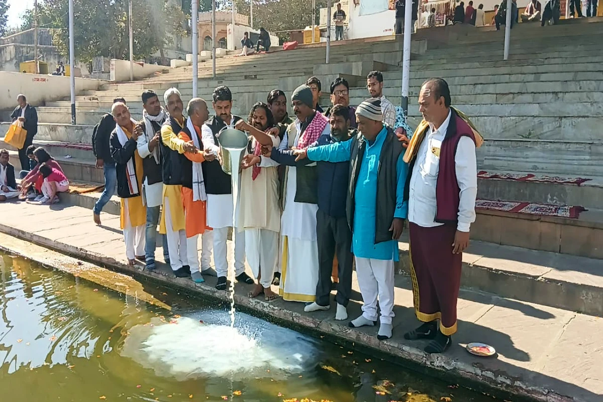 بھارت ایکسپریس کے چیئرمین اوپیندر رائے کے یوم پیدائش پر پشکر جھیل اور برہما مندر میں پروہت سنگھ نے پوجا-ارچنا کی