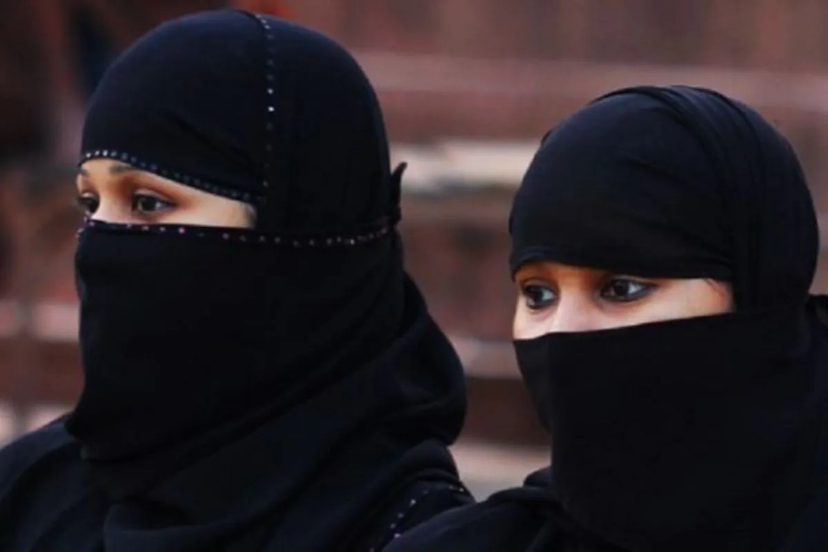 Burqa Controversy: مرادآباد کے کالج تک پہنچا برقعے کا تنازعہ، طالبات کو کالج میں نہیں ہونے دیا گیا داخل