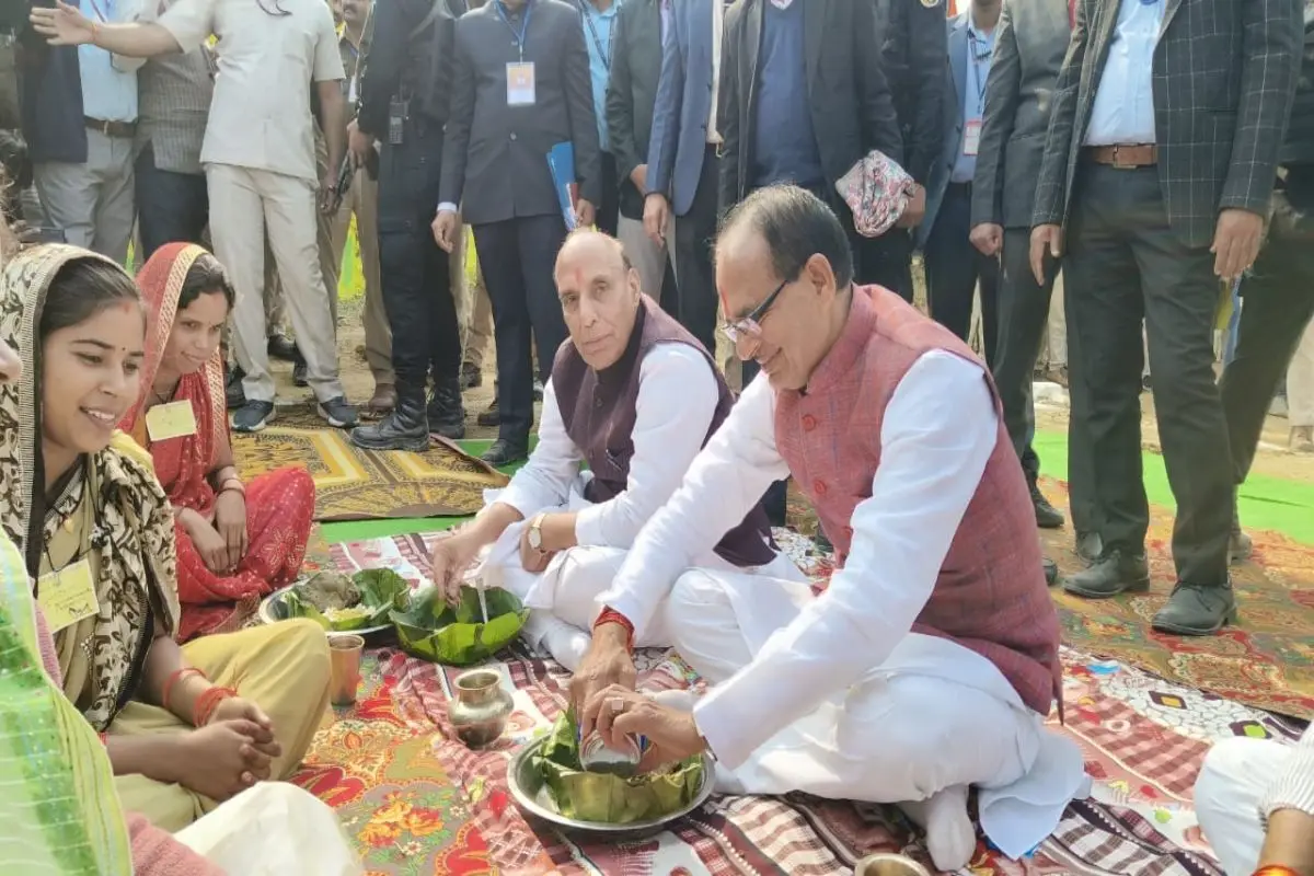 راج ناتھ سنگھ اور شیو راج سنگھ چوہان نے مستحق لوگوں کو پلاٹ تقسیم کرنے کے بعد زمین پر بیٹھ کر ساتھ میں کھایا کھانا