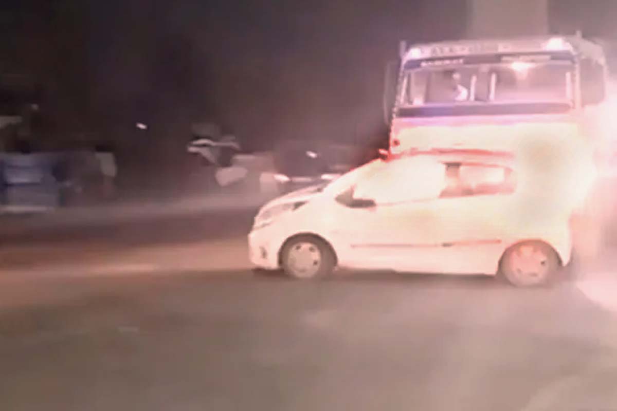 Uttar Pradesh: ٹرک کے بونٹ میں پھنسی کارکئی کلومیٹر تک گھسیٹتی رہی