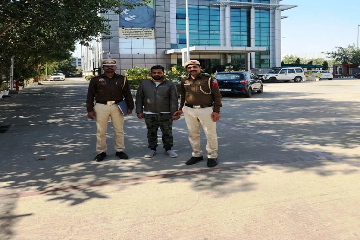 Delhi Police: فلائٹ سے اترتے وقت ہینڈ بیگ چوری کرنے والا نکلا ویب ڈیزائنر، لیپ ٹاپ اور بیرونی کرنسی برآمد