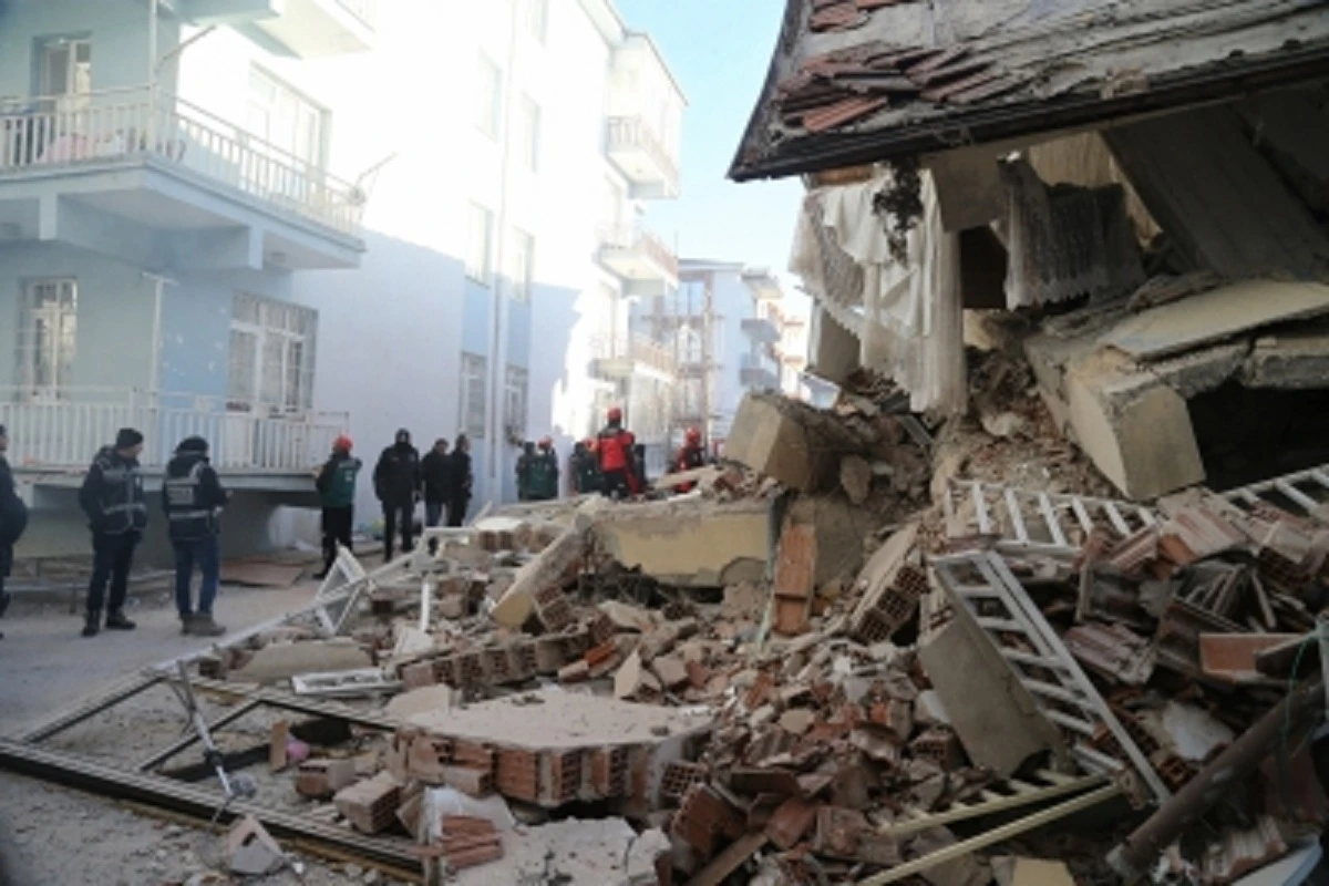 Turkey Earthquake: پروفیسر کارلو ڈوگلیونی کا دعویٰ –10 فٹ نیچے دھنسا ترکیہ