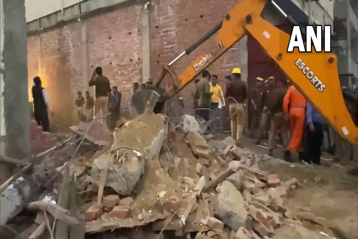 Ghaziabad: غازی آباد میں زیر تعمیر عمارت گری، 2 جاں بحق، متعدد مزدور دبے، 3 کو بحفاظت نکالا گیا
