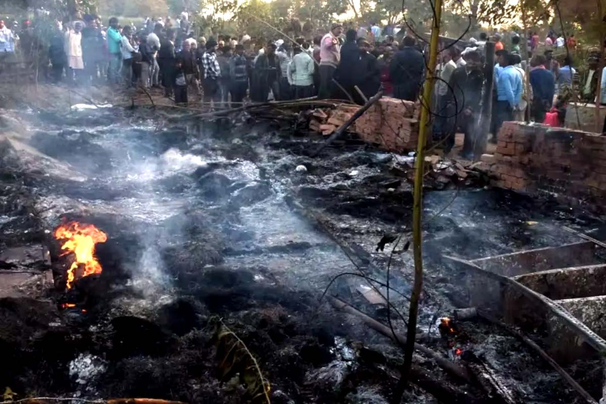 UP News: کانپور میں بلڈوزر کارروائی کے دوران لگی آگ ، ماں بیٹی زندہ جلیں