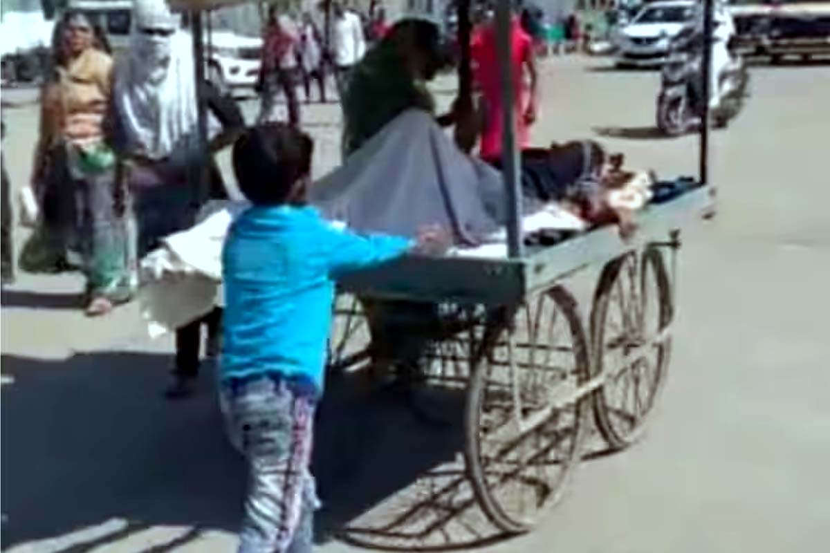 Madhya Pradesh: مدھیہ پردیش میں ایمبولینس نہیں ملے پر 6 سالہ بیٹا اپنے بیمار باپ کو ہاتھ ٹھیلے پر لے گیا اسپتال
