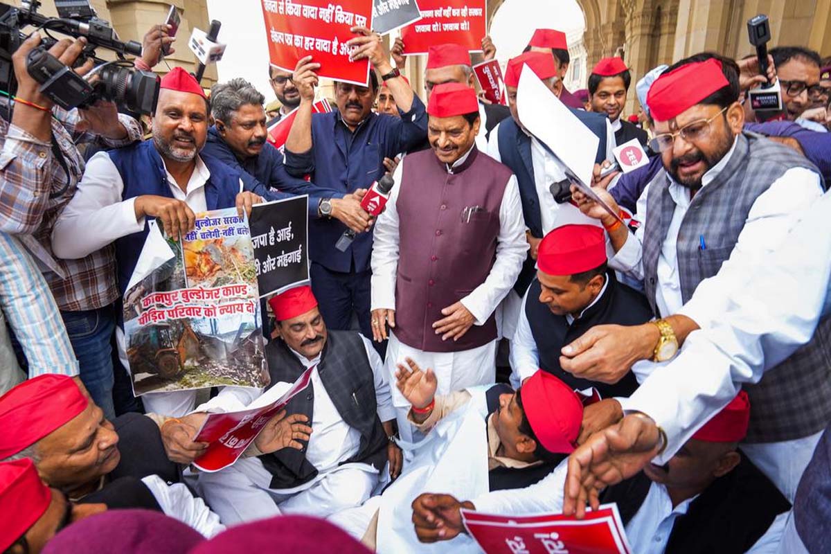 Samajwadi Party: ایس پی ایم ایل اے اور مارشل کے درمیان جھڑپ، شیو پال سنگھ یادو کی قیادت میں دھرنے پر بیٹھے ایم ایل اے