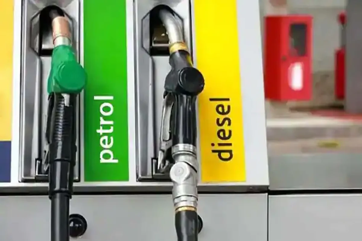 Petrol Diesel Prices: ہولی کے دن 1.31 روپئے مہنگا ہوا پٹرول، ڈیژل کی قیمت میں 1.19 روپئے اضافہ، چیک کریں آج کی قیمت