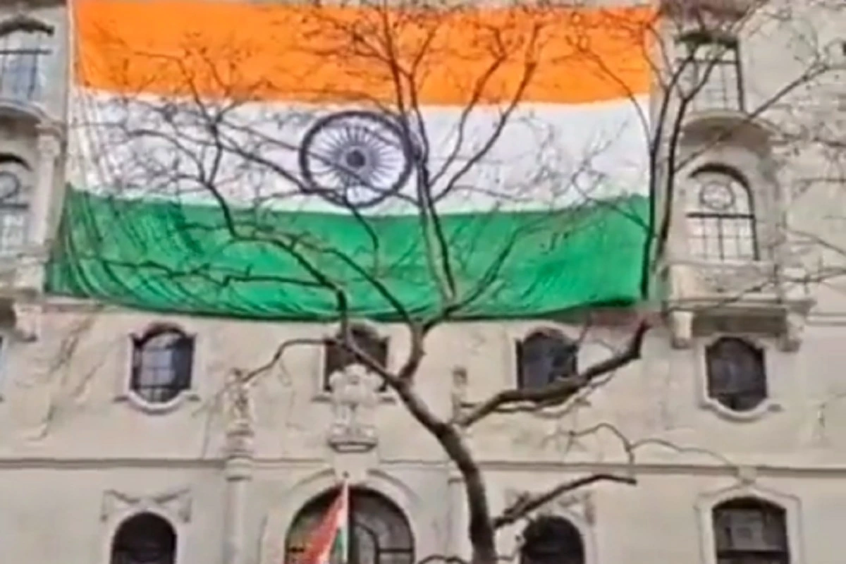 Indian Flag In London: بھارت کا خالصتانی حامیوں کو منہ توڑ جواب، سفارت خانے پر پہلے سے بڑا جھنڈا لہرا یا