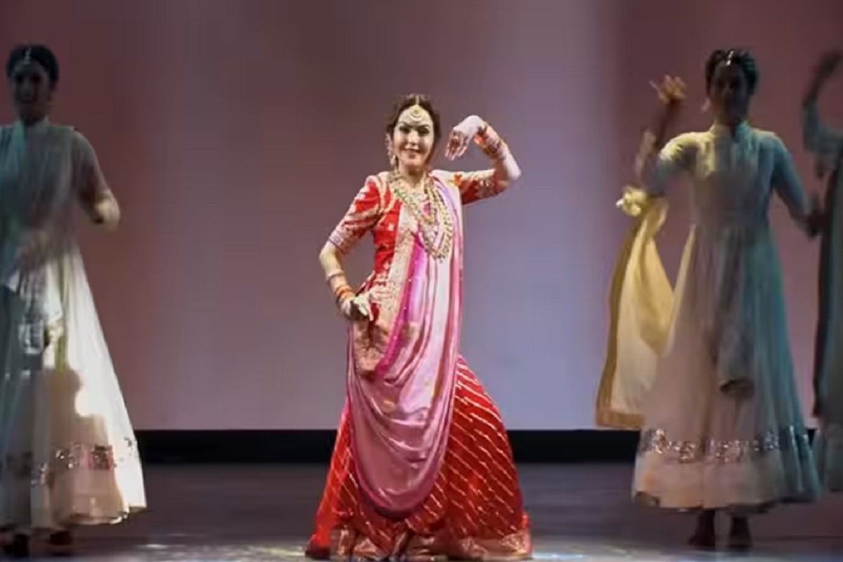 Nita Mukesh Ambani Cultural Center: این ایم اے سی سی ایونٹ میں نیتا امبانی نے کیا شاندار ڈانس، تالیوں سے گونج اٹھا ہال، دیکھیں خاص ویڈیو