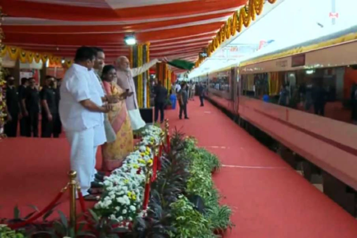 PM Modi Hyderabad Visit: وزیر اعظم مودی نے حیدر آباد میں سکندر آباد -تروپتی وندے بھارت ایکسپریس ٹرین کو دکھائی ہری جھنڈی، کئی اسکیموں کا دیا تحفہ