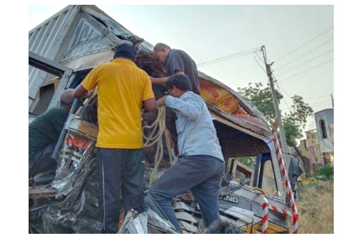Truck-bus collision on Nagpur-Pune highway: مہاراشٹر میں ناگپور-پونے ہائی وے پر ٹرک اور بس میں تصادم، 7 افراد ہلاک، 13 زخمی