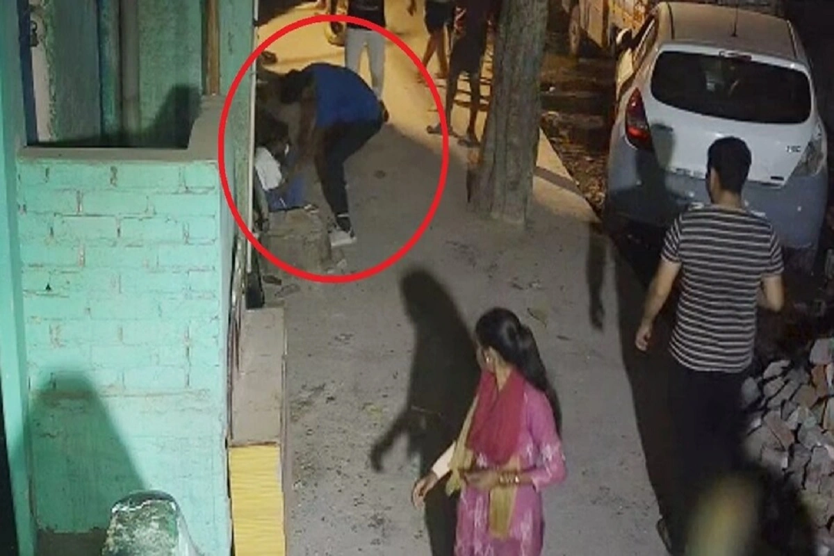 Delhi Crime News: دہلی میں دل دہلانے والا سانحہ، چاقو سے 21 بار حملہ، پھر پتھر سے کچل کر 16 سال کی لڑکی کو موت کے گھاٹ اتار دیا