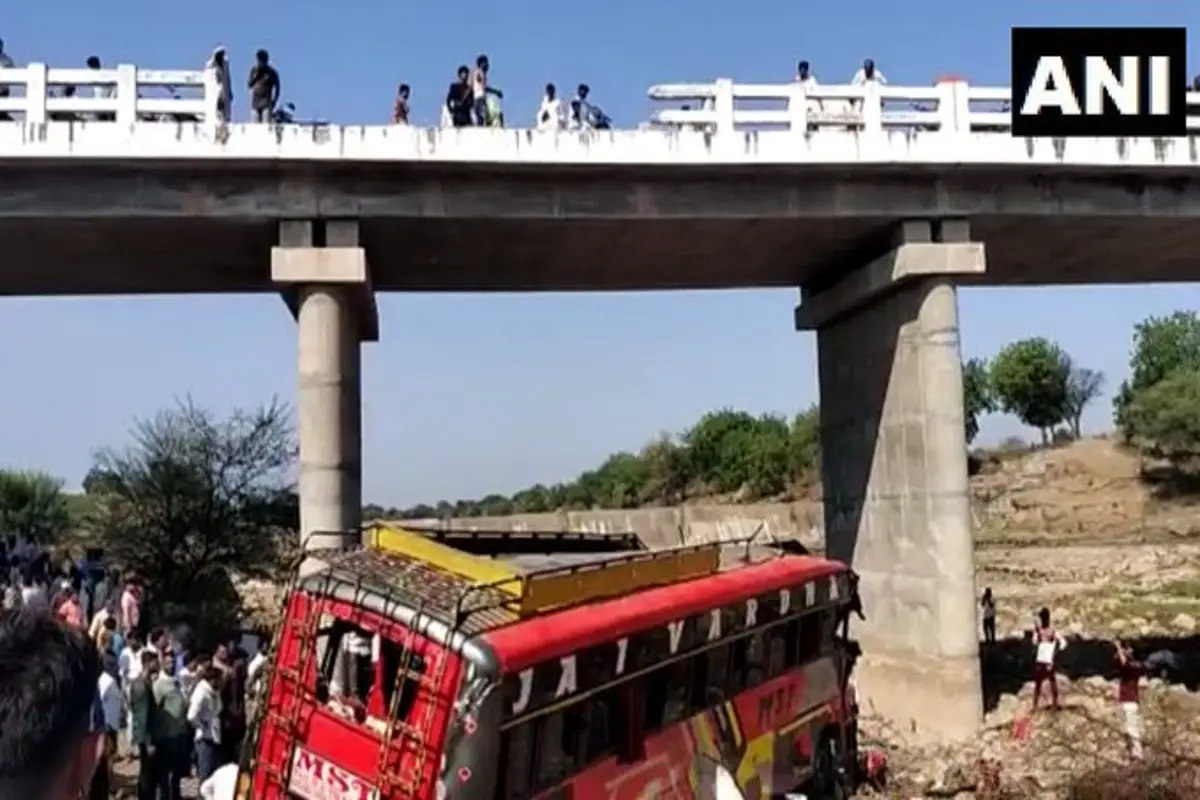 Khargone Bus Accident: مدھیہ پردیش کے کھرگون میں 50 فٹ اونچے پل سے دریا میں گری بس، 15 ہلاک