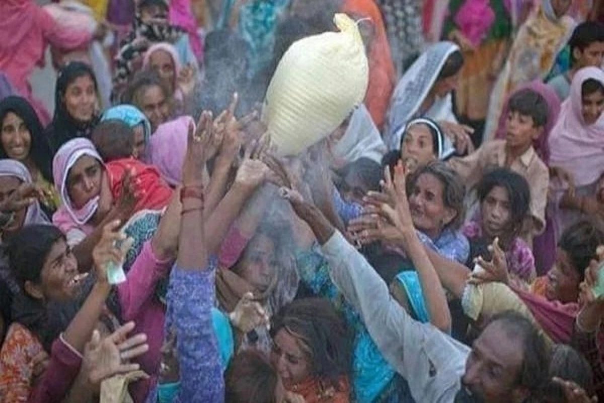 Pakistan Wheat Flour Crisis: پاکستان میں بڑا ’آٹا گھوٹالہ‘، اقتصادی بدحالی میں سرکاری افسران نے 20 ارب روپئے کا غبن کرلیا، جانئے پورا معاملہ
