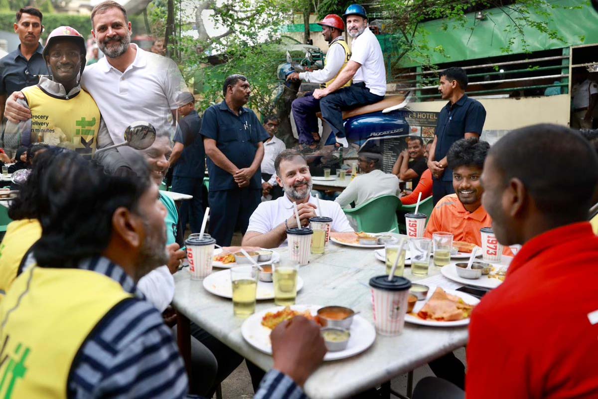 Rahul Gandhi’s Scooty Ride: کرناٹک انتخابی مہم کے دوران راہل گاندھی کا انوکھا انداز، کچھ پل اپنے لئے بھی …