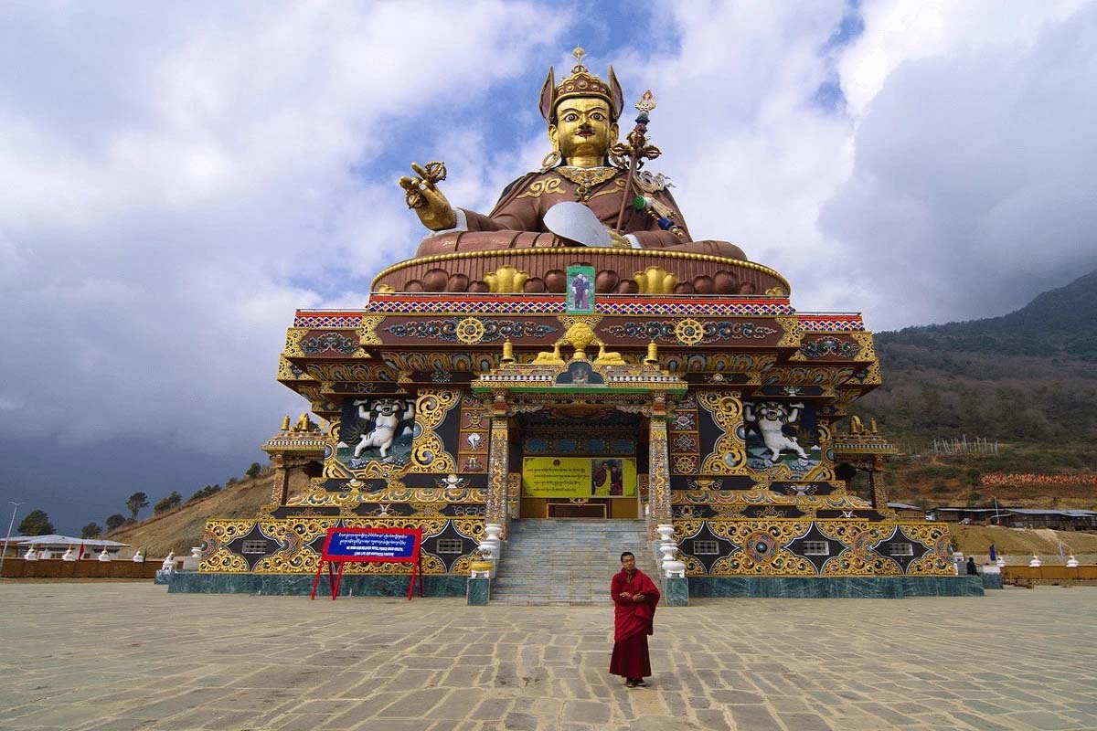The Lotus-Born Master:  بھوٹان اور تبت میں پدماسمبھاوا کی بازگشت