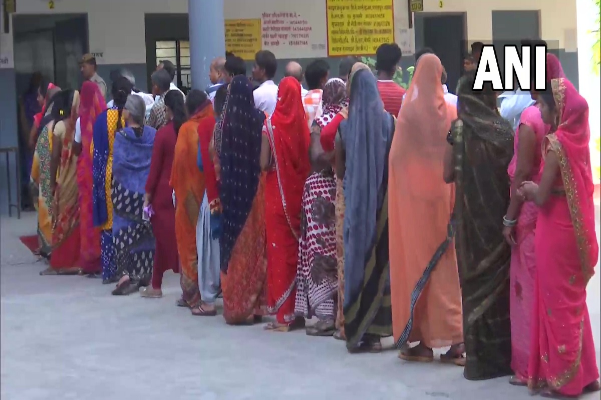 Lok Sabha Election 2024: تیز دھوپ کے باوجود ووٹنگ کی رفتار نہیں ہو رہی کم، خواتین کی لمبی قطار، بزرگ بھی ڈال رہے ہیں ووٹ