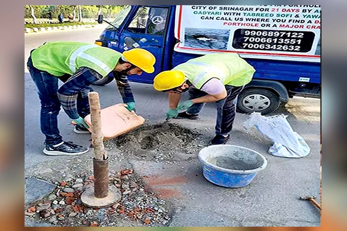 Youth take initiative to fix potholes in downtown Srinagar: نوجوانوں نے سرینگر کے مرکز میں گڑھے ٹھیک کرنے کے لیے پہل کی، جانیں بچائیں
