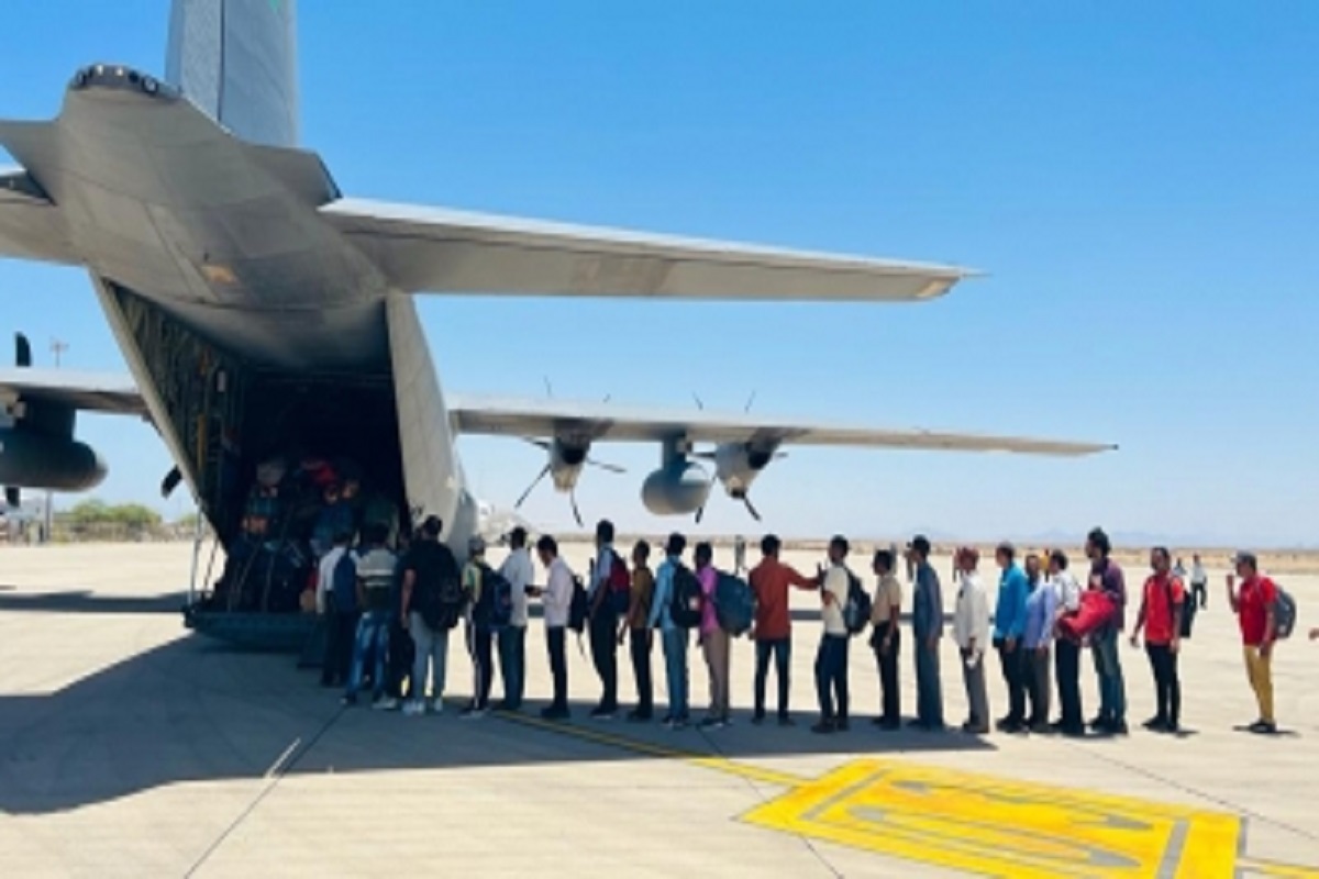 Operation Kaveri: آپریشن کاویری- IAF C-130 J پرواز نے 122 ہندوستانیوں کو پورٹ سوڈان سے جدہ نکالا
