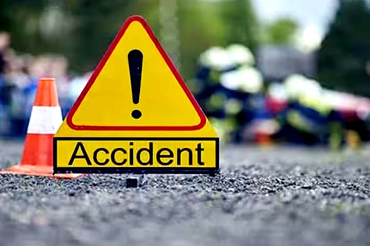 Bareilly Road Accident: ٹائر پھٹنے سے بے قابو کار ٹرک سے ٹکرائی ، 8 افراد جاں بحق