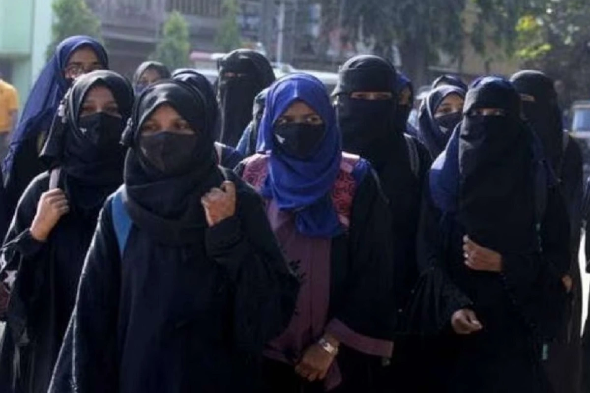 Hijab Controversy in Mumbai: کرناٹک کے بعد اب ممبئی کے کالج میں برقع اور حجاب پہن کر طالبات کو آنے سے روکا گیا، مسلم طالبات نے کیا احتجاج، بڑی تعداد میں پولیس فورس تعینات