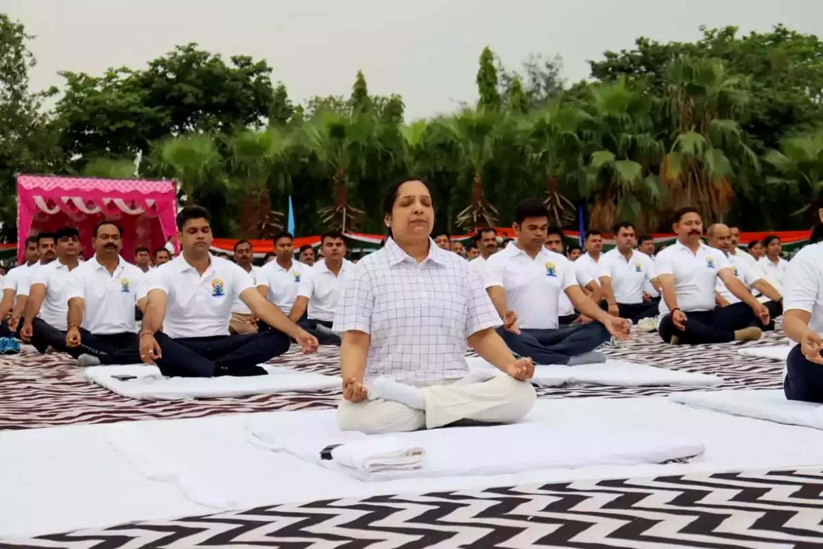 International Yoga Day: نوئیڈا میں پولیس کمشنر لکشمی سنگھ نے ایک ہزار پولیس اہلکاروں کے ساتھ کیا یوگ