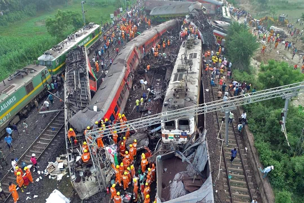 Odisha Train Accident: بالاسور میں اب ملبہ ہٹانے میں مصروف ہوئے ایک ہزار مزدور، پٹریاں بچھانے کا کام بھی شروع، 90 ٹرینیں منسوخ کردی گئیں