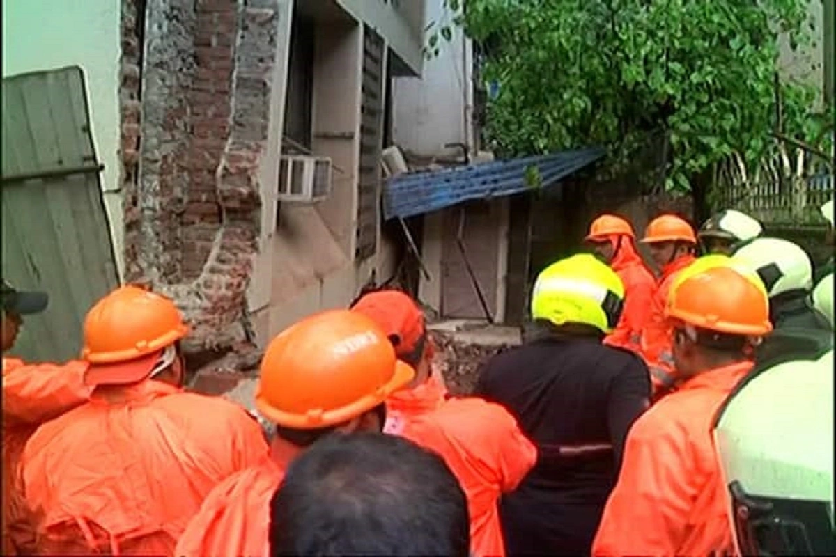 Mumbai Building Collapse: ممبئی میں مسلسل بارش کی وجہ سے بھاری تباہی،کثیر منزلہ عمارت گرنے سے 2 کی موت