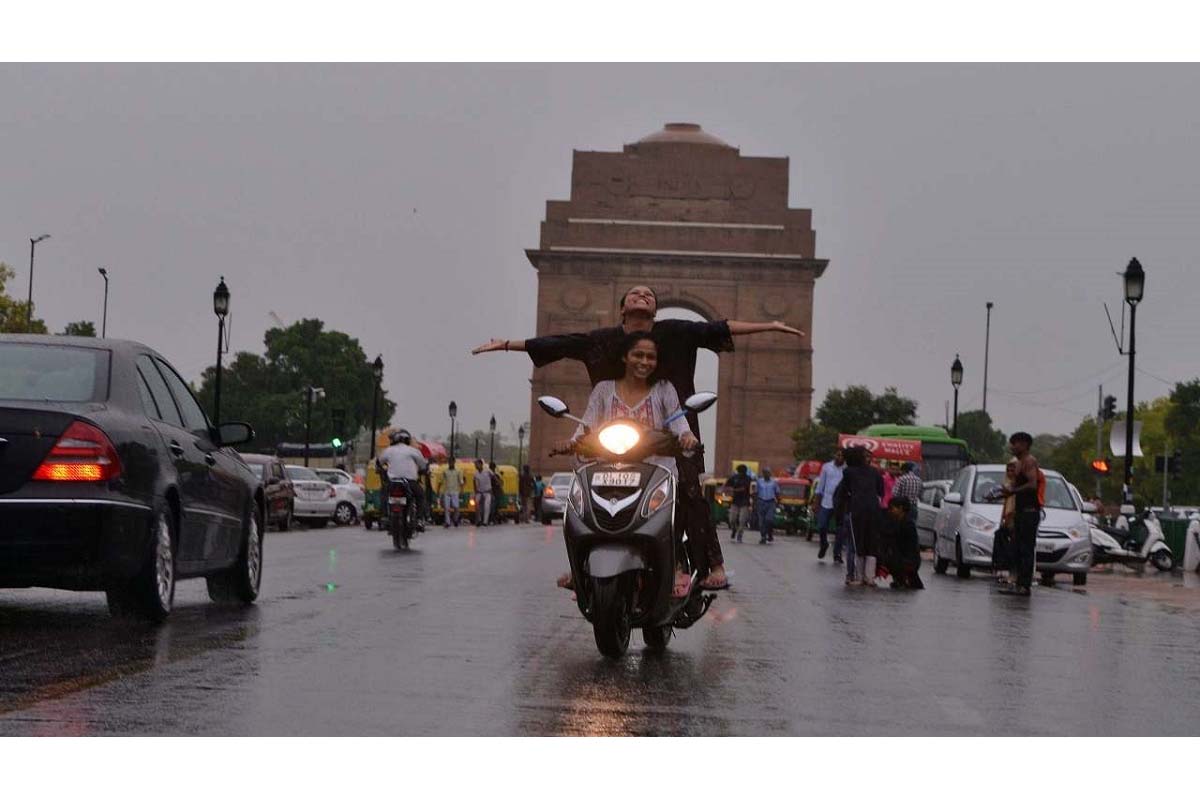 Delhi Weather Update: دہلی این سی آر میں رات بارش سے لوگوں کو گرمی سے ملی راحت