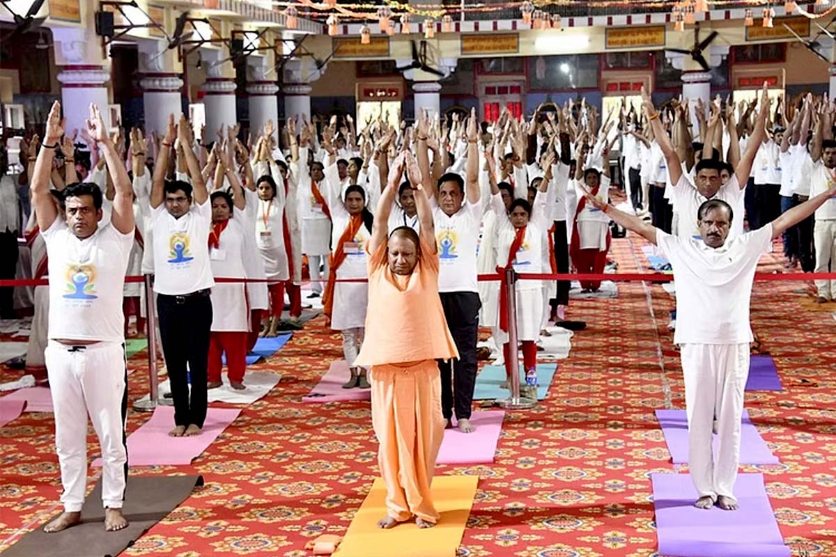 CM Yogi Adityanath: وزیر اعلی یوگی آدتیہ ناتھ نے گورکھ ناتھ مندر میں کیا یوگا، کہا – یوگا زندگی کا نظم وضبط کا  مکمل طریقہ ہے