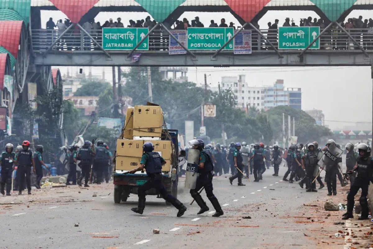 Bangladesh police clash with opposition supporters: بنگلہ دیش پولیس اور اپوزیشن حامیوں کے درمیان جھڑپ،مظاہرین کر رہے ہیں وزیر اعظم سے مستعفی ہونے کا مطالبہ