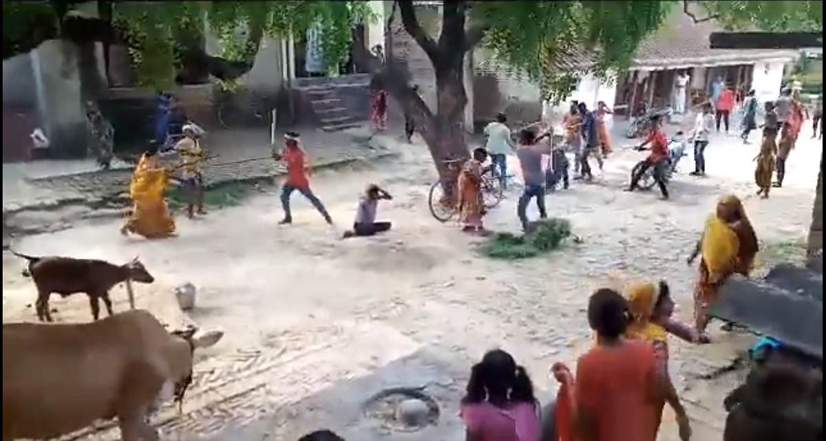 Uttar Pradesh: دیہاتیوں پر غنڈوں نے برپایا قہر، خواتین اور بزرگوں کو لاٹھیوں سے مارا، ویڈیو وائرل ہونے پر پولیس نے 7 ملزمان کو کیا گرفتار