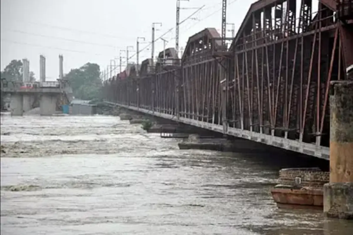 Delhi Flood: جمنا کے پانی کی سطح میں آئی گراوٹ، لیکن حالات اب بھی خراب، ان ریاستوں میں شدید بارش کا الرٹ