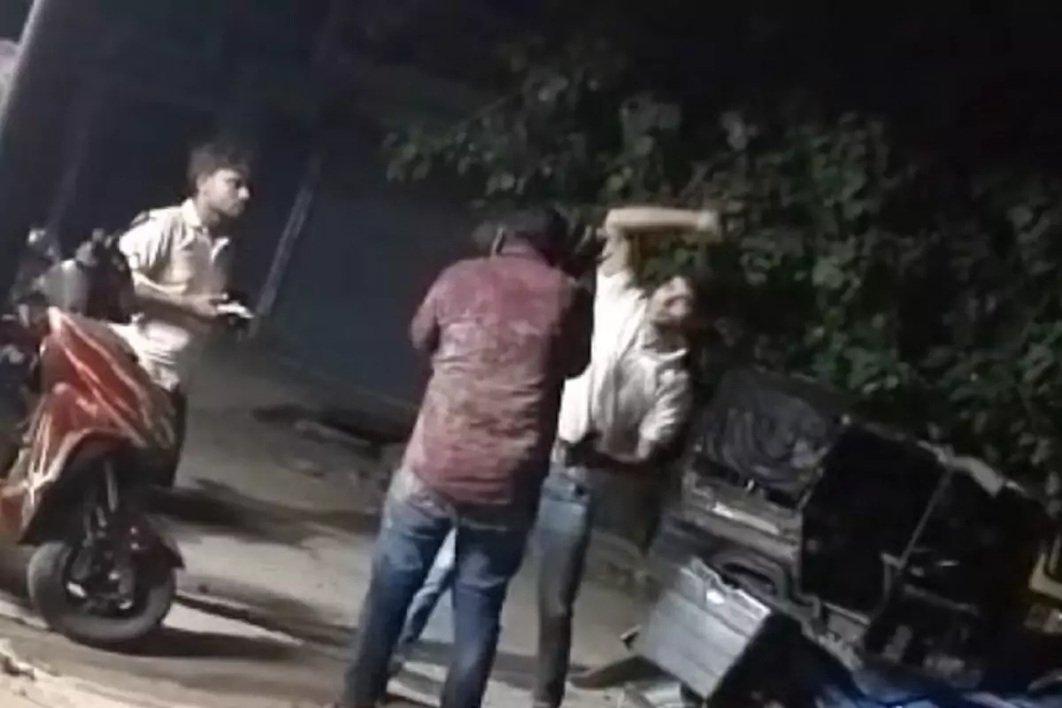 Hardoi Viral Video: ہردوئی میں کانسٹیبل نے نوجوان پر برسائے 4 منٹ میں 38 جوتے، ویڈیو وائرل ہونے کے بعد معطل